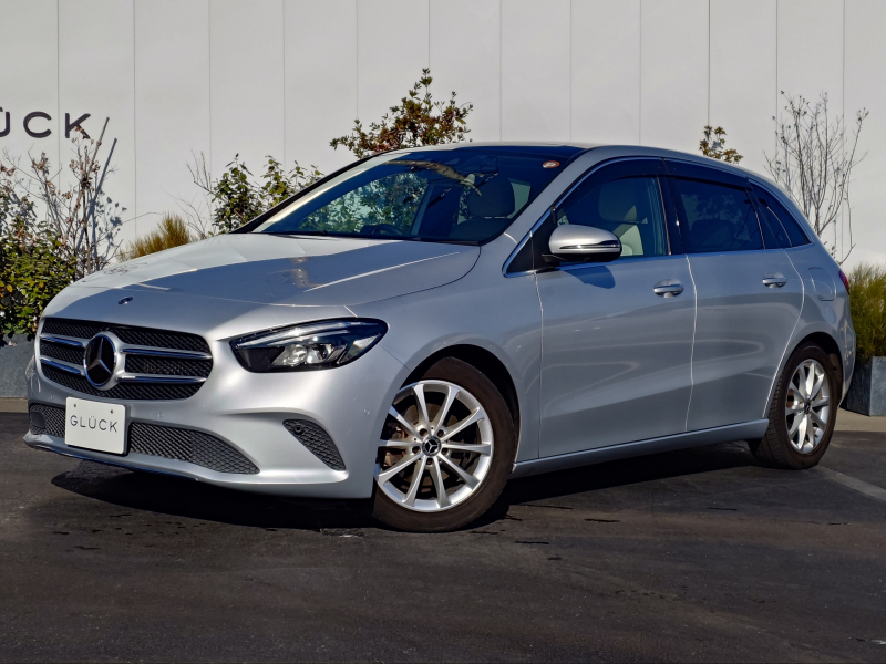 メルセデスベンツ Bクラス B180　レザーEXC＆アドバンスドPkg パノラマS/R 　レーダーセーフティーPkg ナビゲーションPkg 白革 HUD 360°カメラ ACC レーンキープ ステアアシスト メモリ電動シート 電動ゲート LED ブラインドスポット フルセグTV